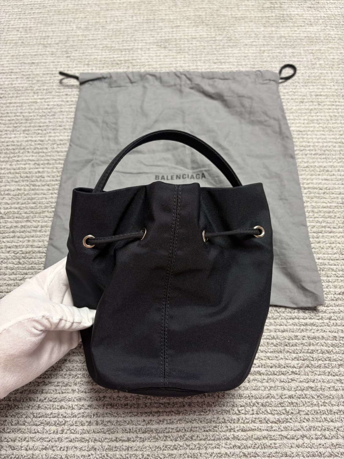 (새상품급) 발렌시아가 휠 버킷백 xs 드로우스트링 상품이미지3