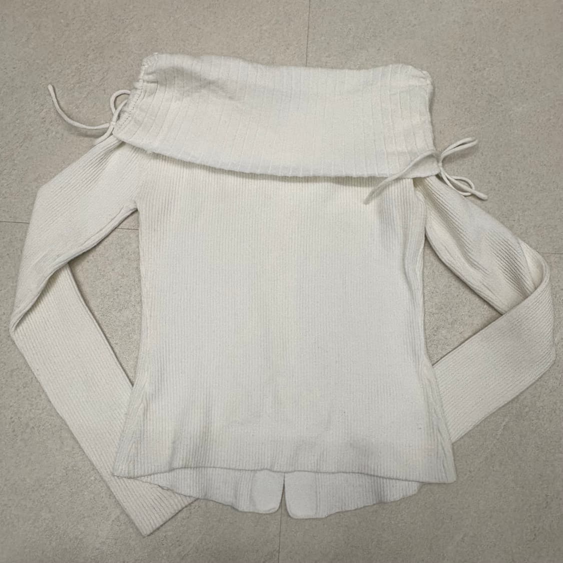 뉴얼린 스트링 셔링 버튼 오프숄더니트 상품이미지3