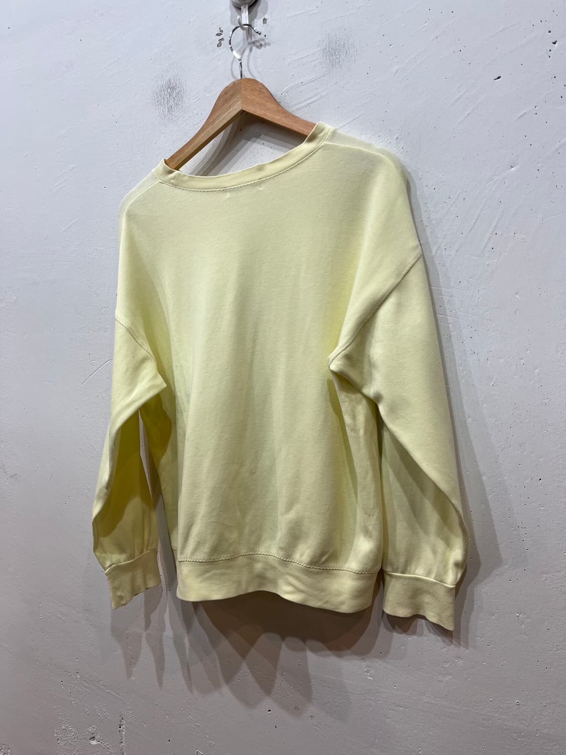 꾸레쥬 로고 맨투맨 상품이미지3