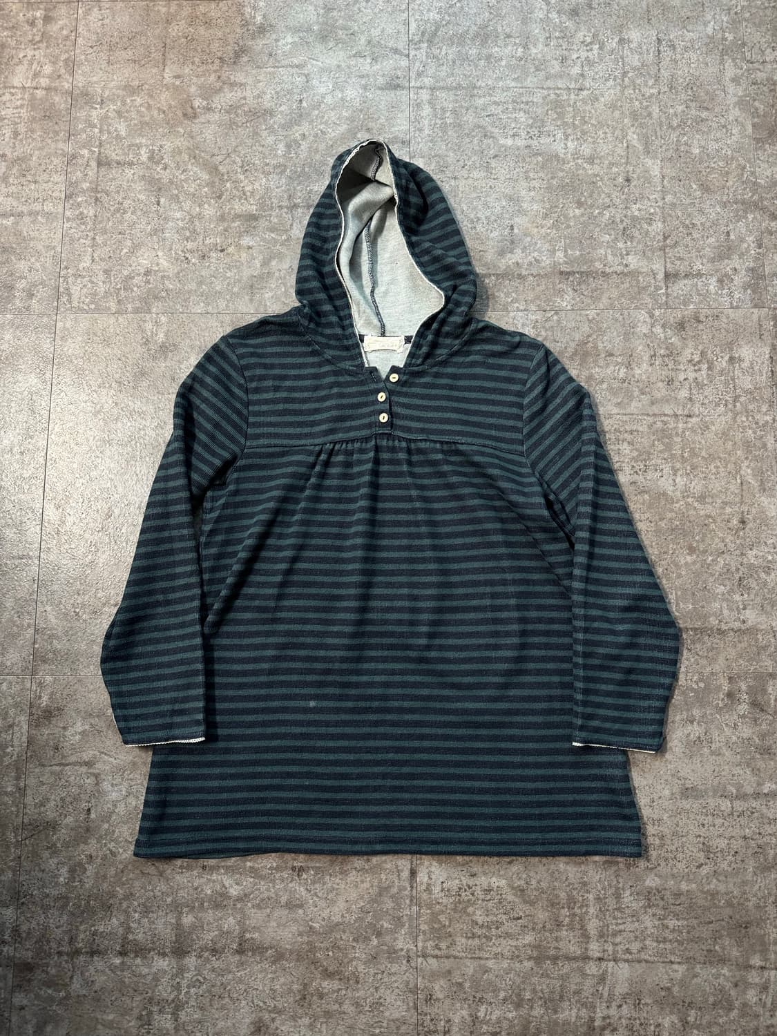 버튼 넥 스트라이프 패턴 후디드 탑 상품이미지2