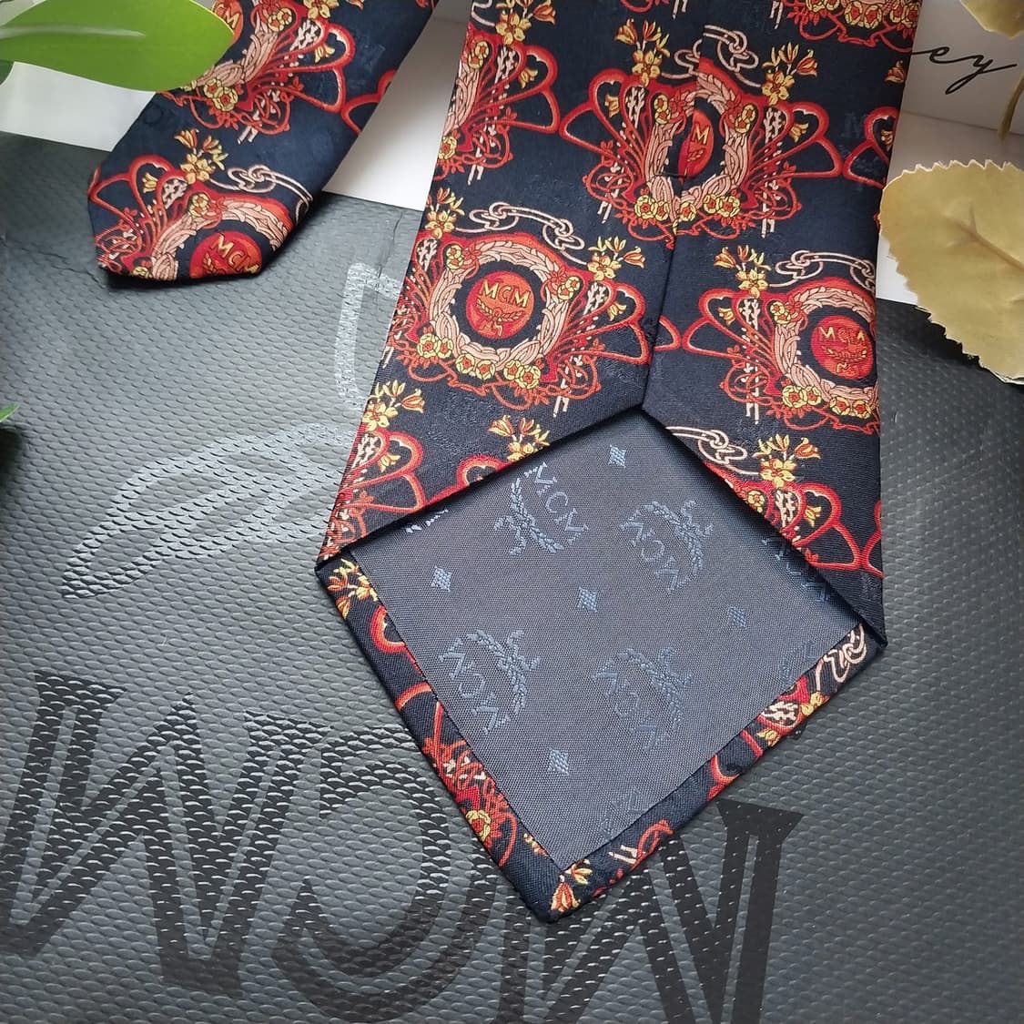 MCM 실크 블랙 레드&옐로 패턴 넥타이 9.5cm A+등급 K1435
 상품이미지7