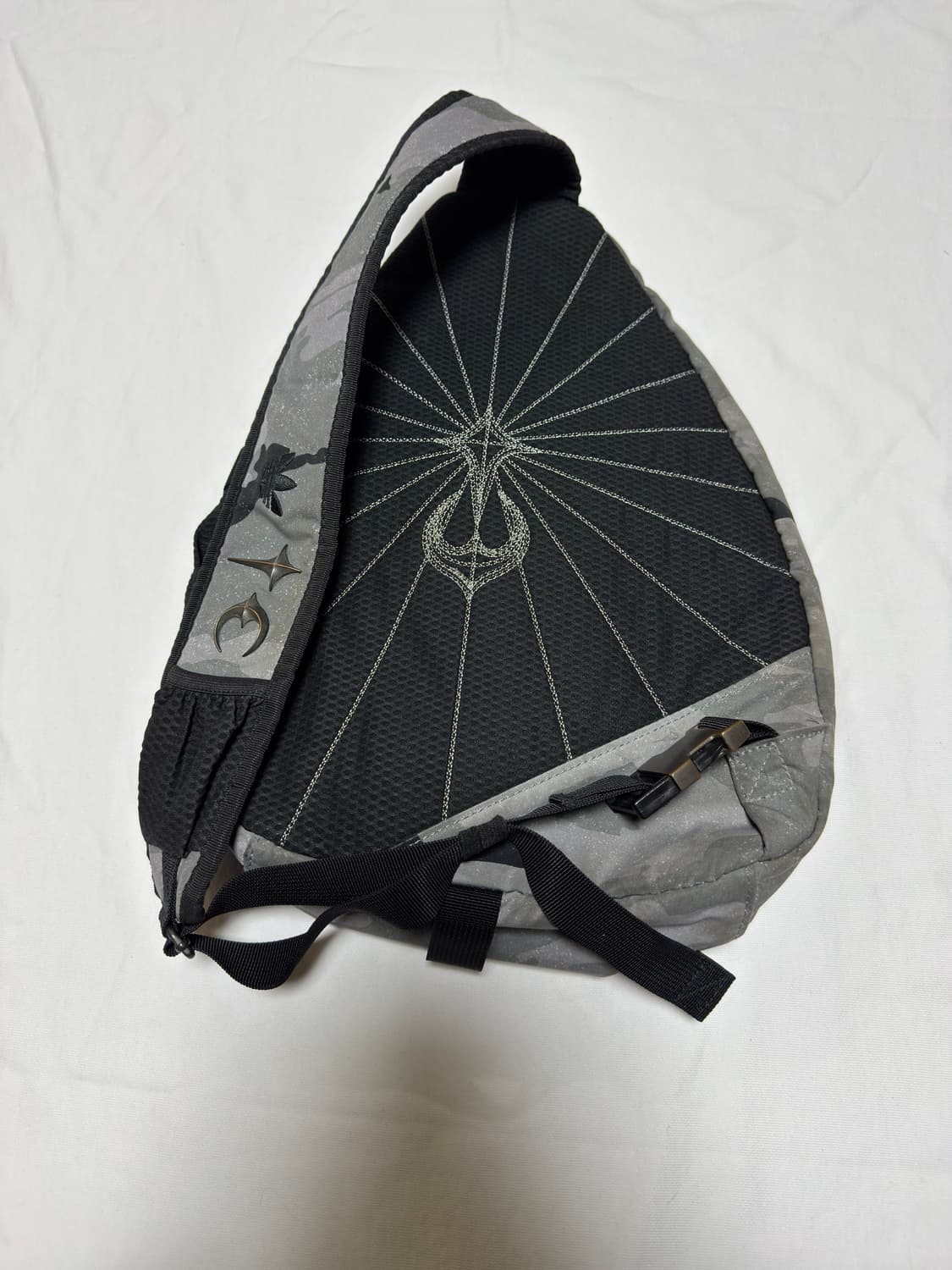 아디다스 오리지널스 × 떠그클럽 슬링백 상품이미지2