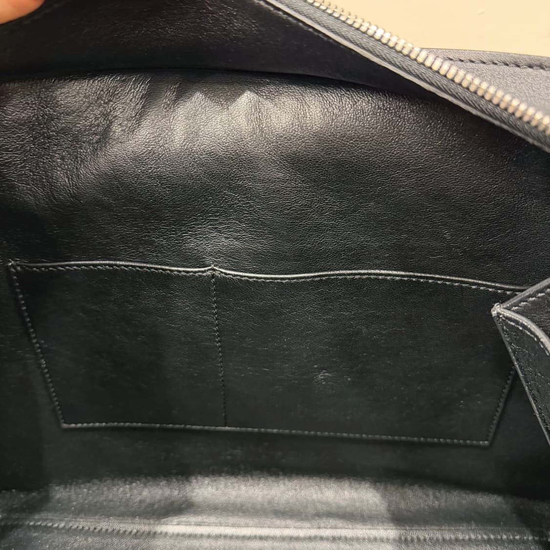 셀린느 숄더백 탑핸들 플랩 프론트 포켓 지퍼 디테일 블랙 베이지 상품이미지6