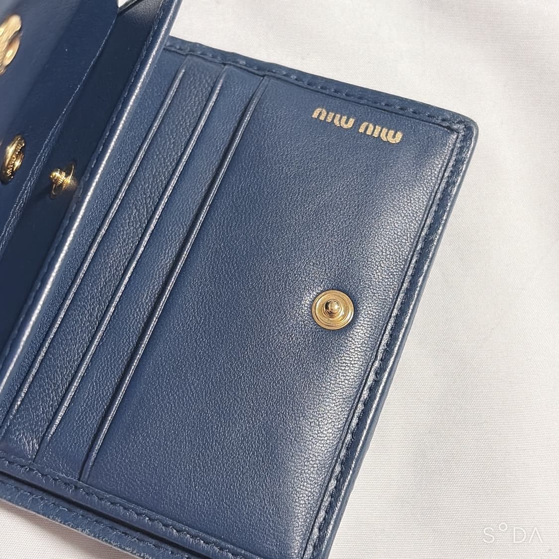 미우미우 마테라쎄 반지갑 네이비 상품이미지4