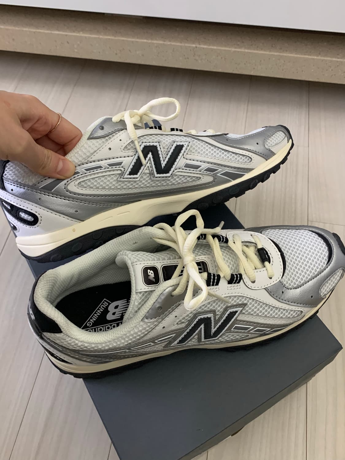 뉴발란스 204L 실버 메탈릭 네이비 240 상품이미지4