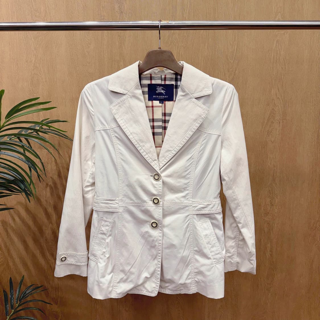 버버리 런던 싱글 자켓 노바체크 안감 3버튼 디테일 화이트 상품이미지1