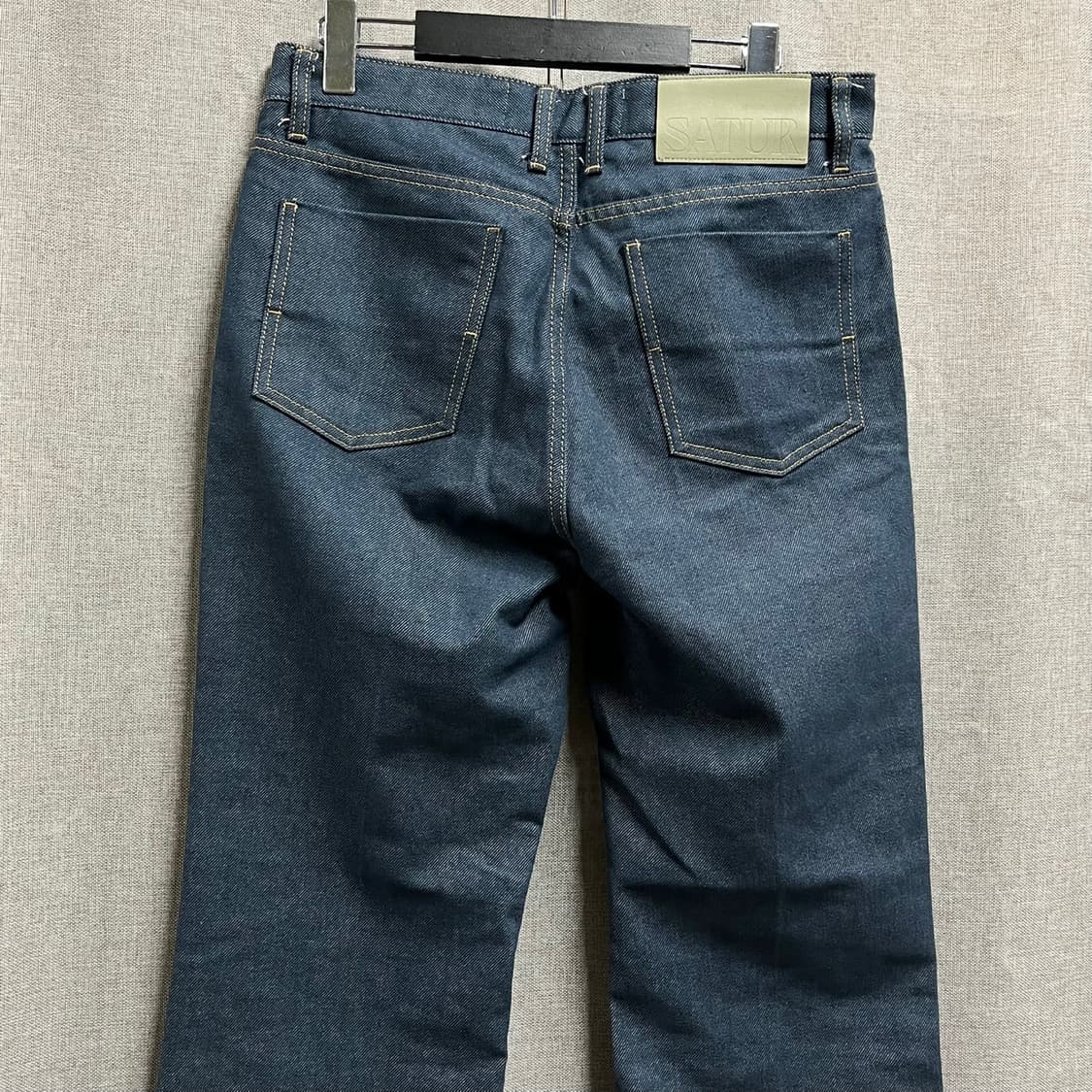 [M] 세터(SATUR) 와이드 패치 생지 데님 팬츠 미드블루 상품이미지4
