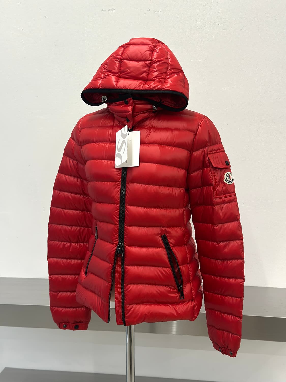 몽클레어 BLEU 레드 경량 후드 패딩  상품이미지2