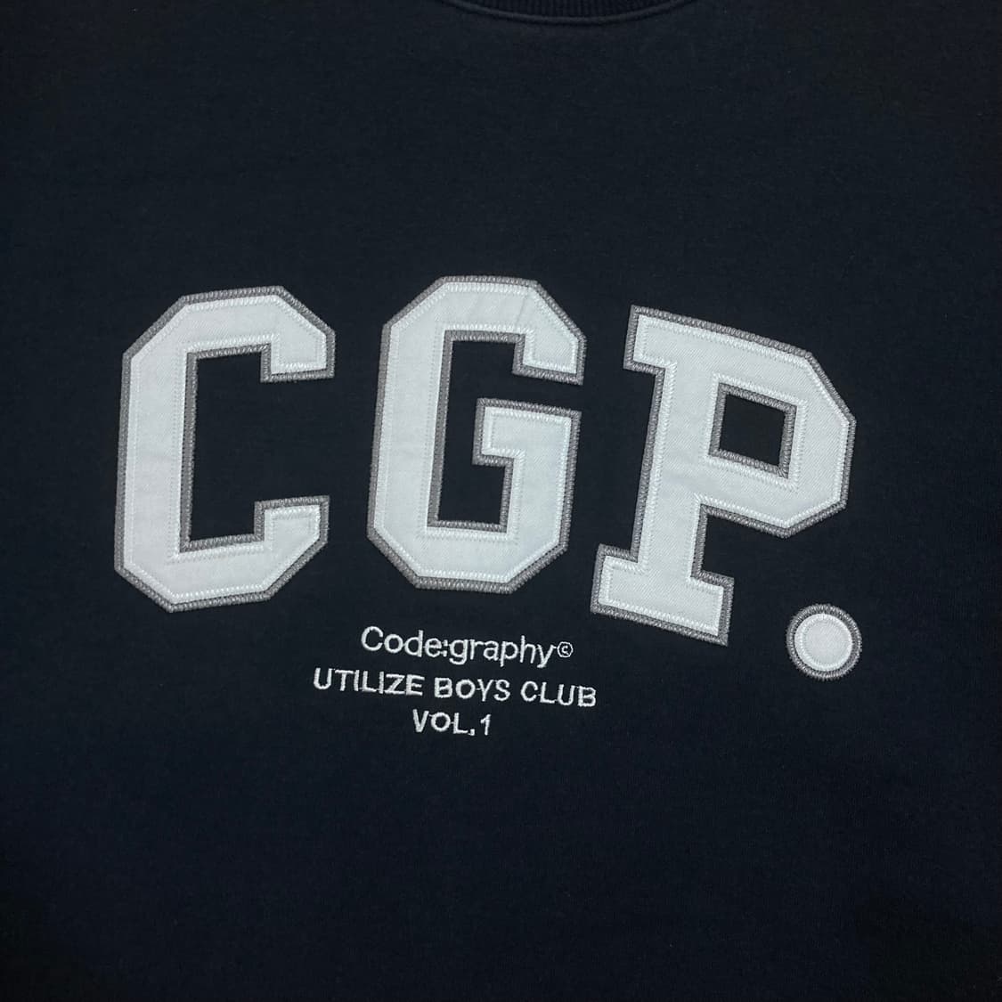 코드그라피 스펠아웃 빅로고 네이비 맨투맨 상품이미지2