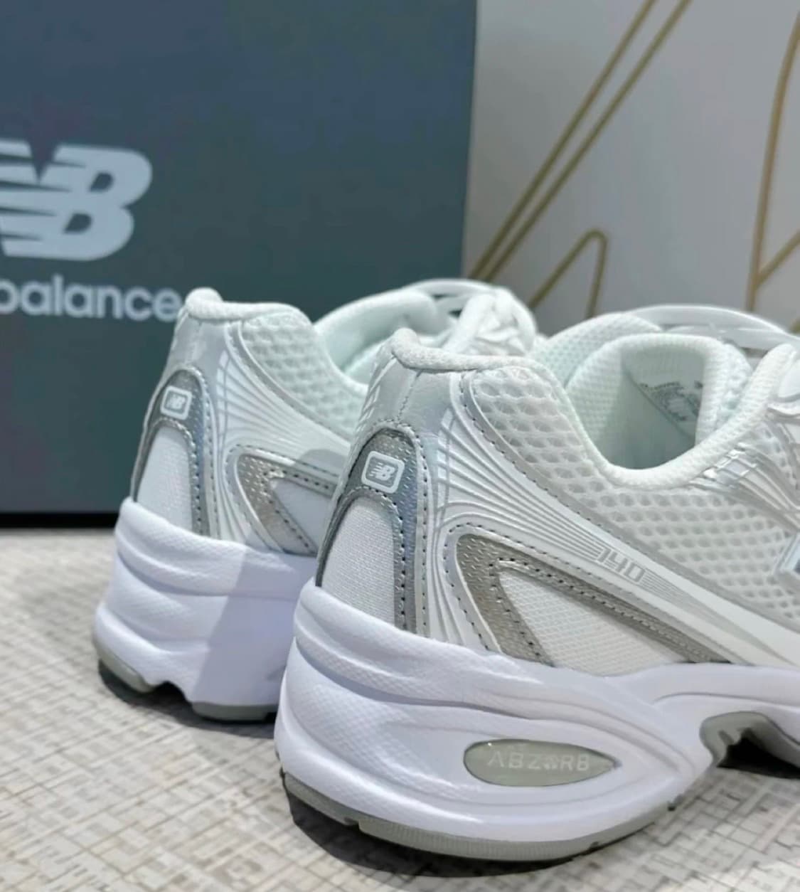 뉴발란스 740v2 화이트 실버 메탈릭 상품이미지3