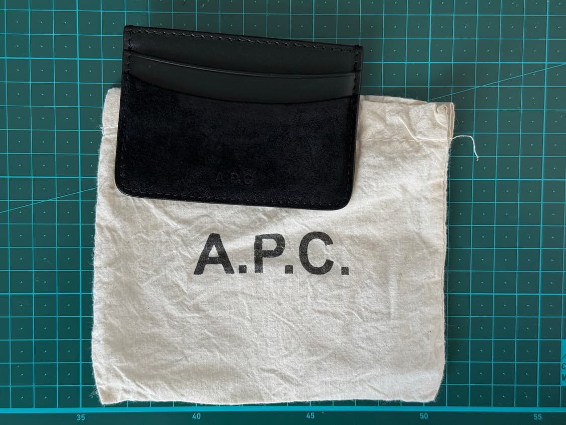 A.P.C. 아페쎄 블랙 카드지갑 (스웨이드) 상품이미지1