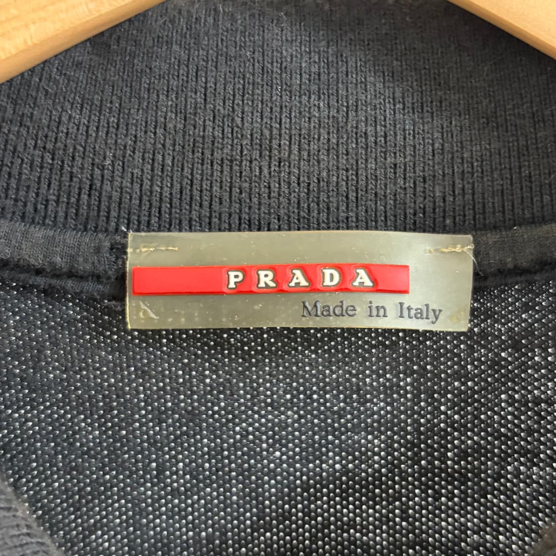 프라다 스포츠 2000s 레드 로고 카라티 상품이미지4