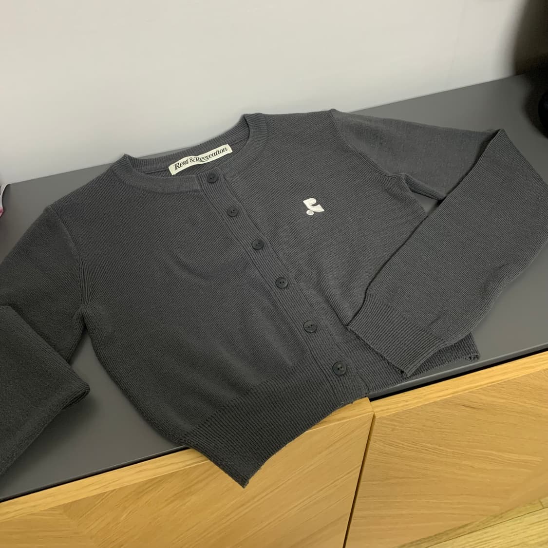 레스트앤레크레이션 크롭니트 가디건 차콜 상품이미지2