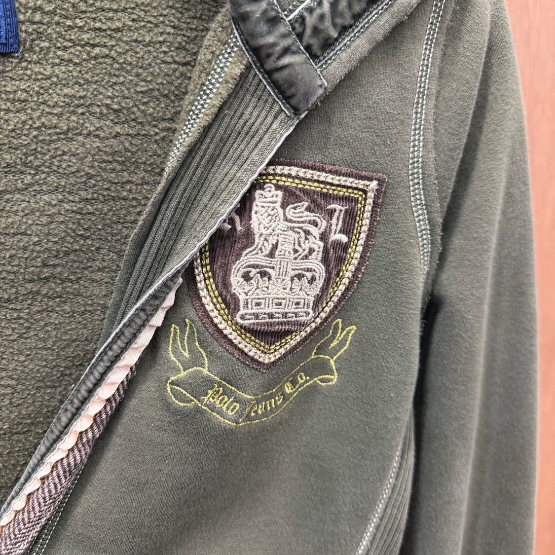 폴로 진스 컴퍼니 후드티 딥 브이 슬릿 크레스트 패치 디테일 슬림핏 카키 상품이미지6