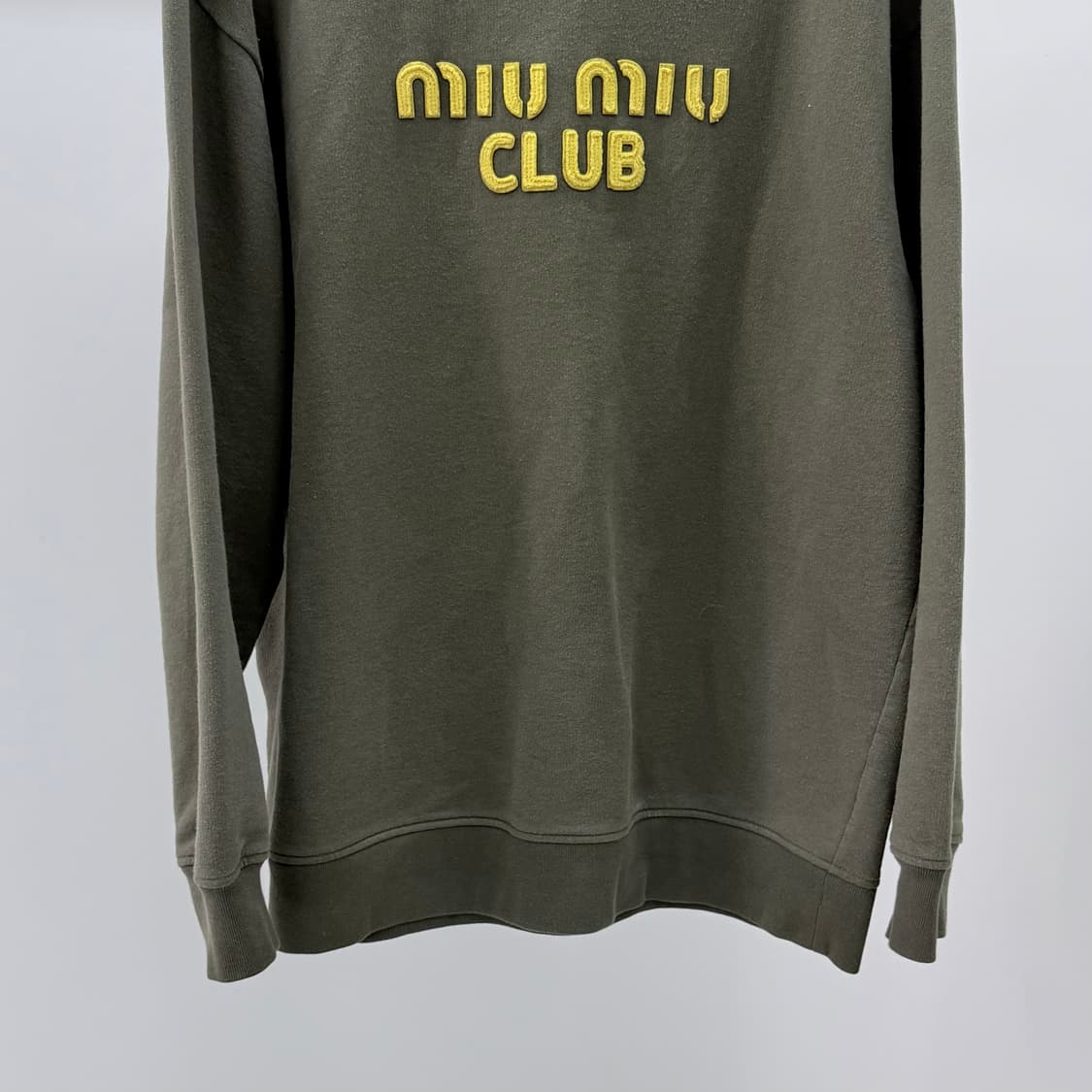 [S+급/XL] 미우미우 클럽 로고 크루넥 맨투맨 카키 상품이미지3