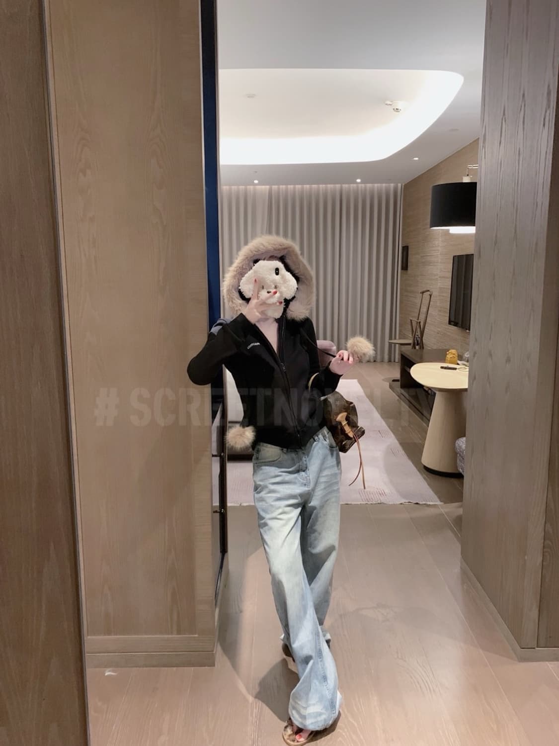 미우미우 방울 퍼 후드 집엎 블랙 상품이미지2