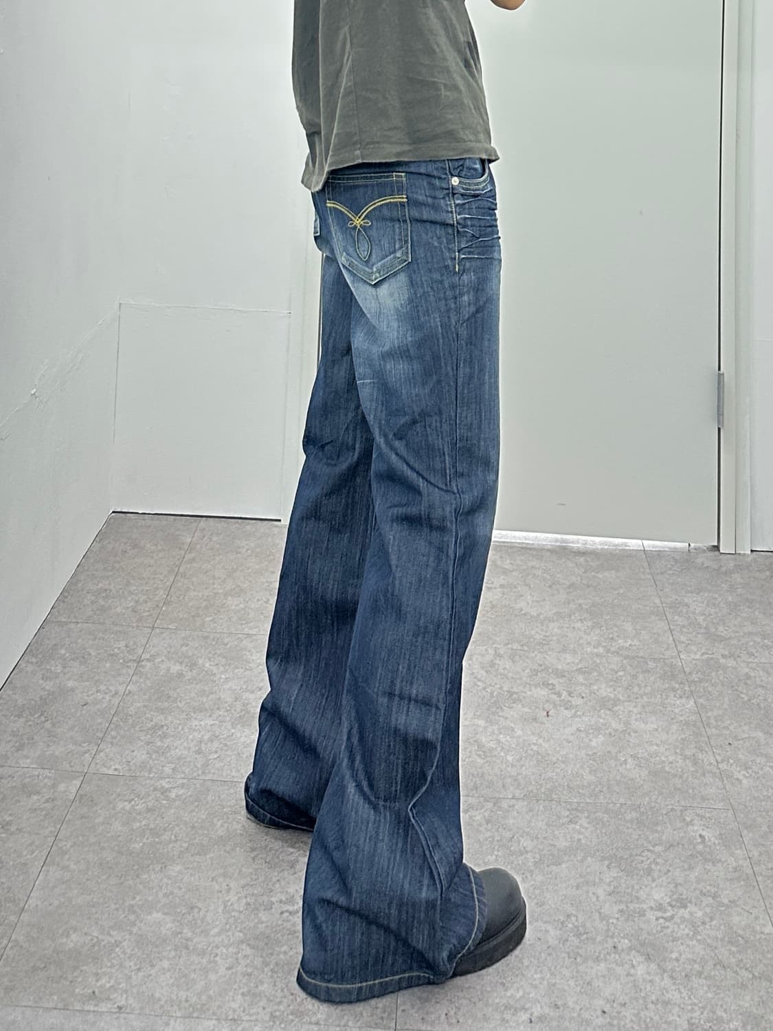 HUM raw denim flare cut denim  상품이미지2