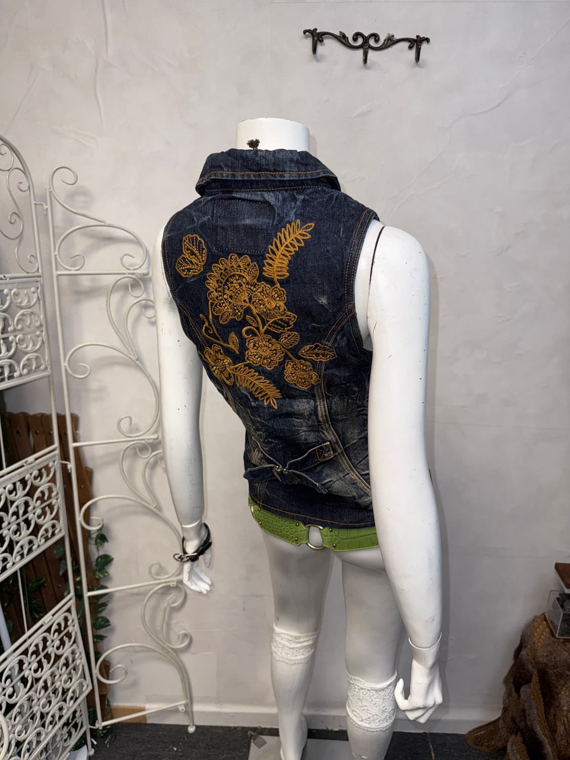 Washing denim floral embroidered vest 상품이미지5