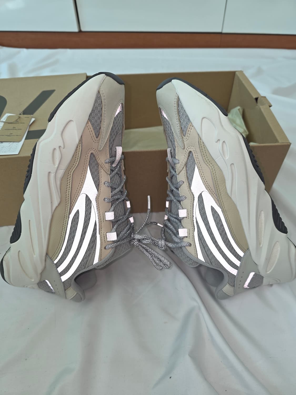 아디다스 이지 부스트 700 V2 크림(285) 상품이미지6