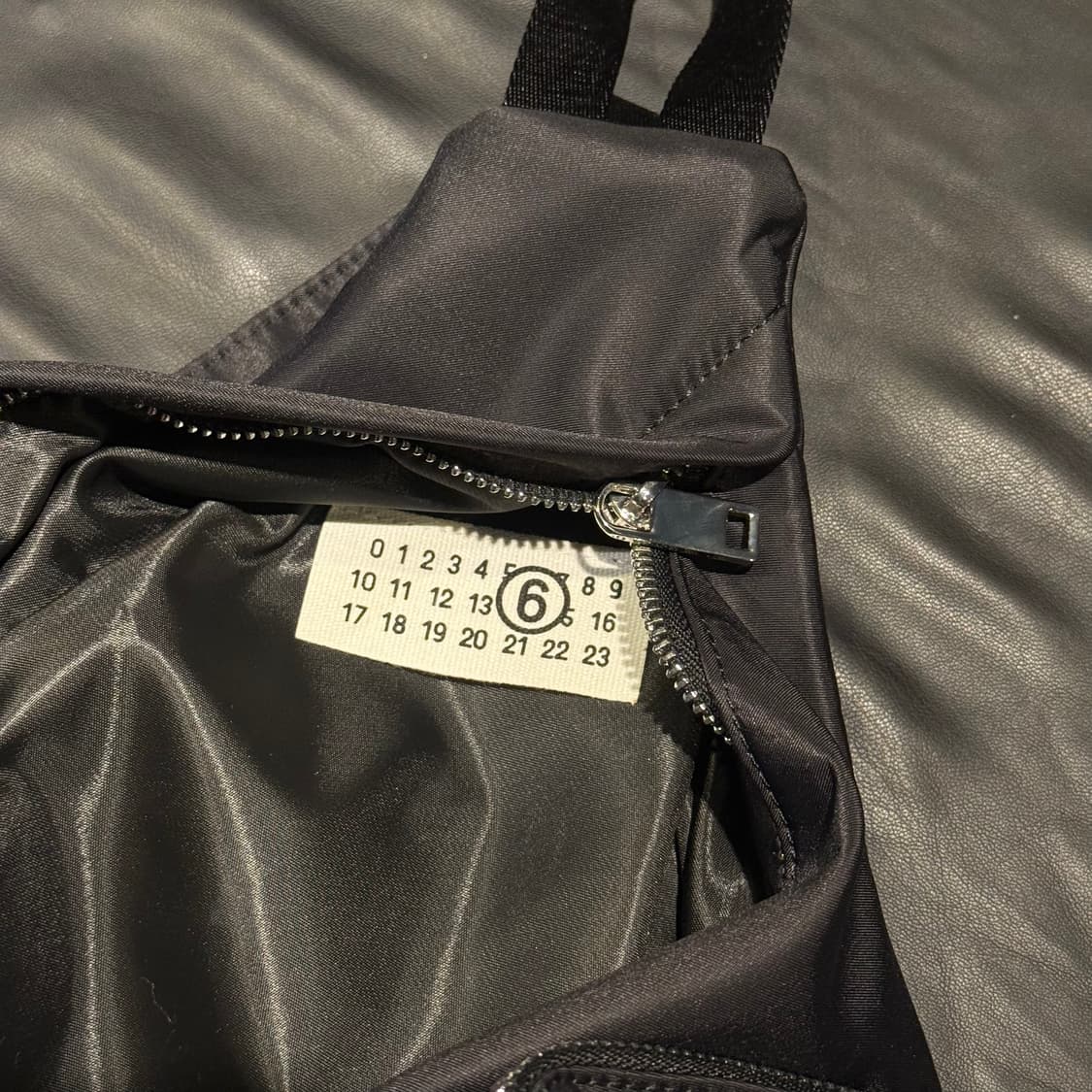 엠엠식스 메종마르지엘라 나일론 슬링백 블랙 상품이미지4