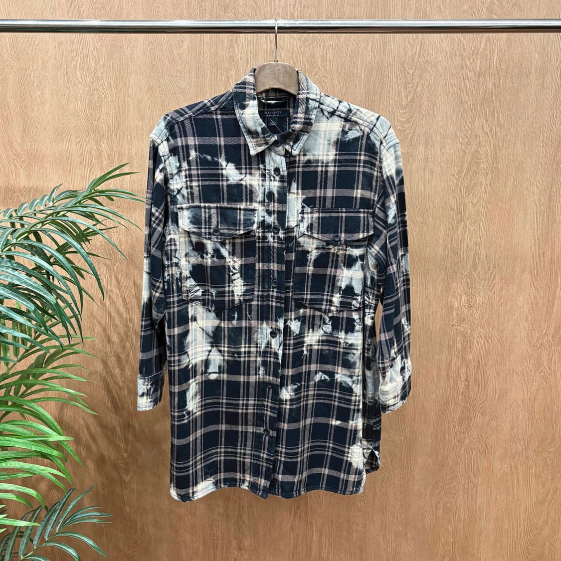 올세인츠 롱 셔츠 자켓 체크 패턴 블리치 워싱 플랩 포켓 디테일 블랙 상품이미지1