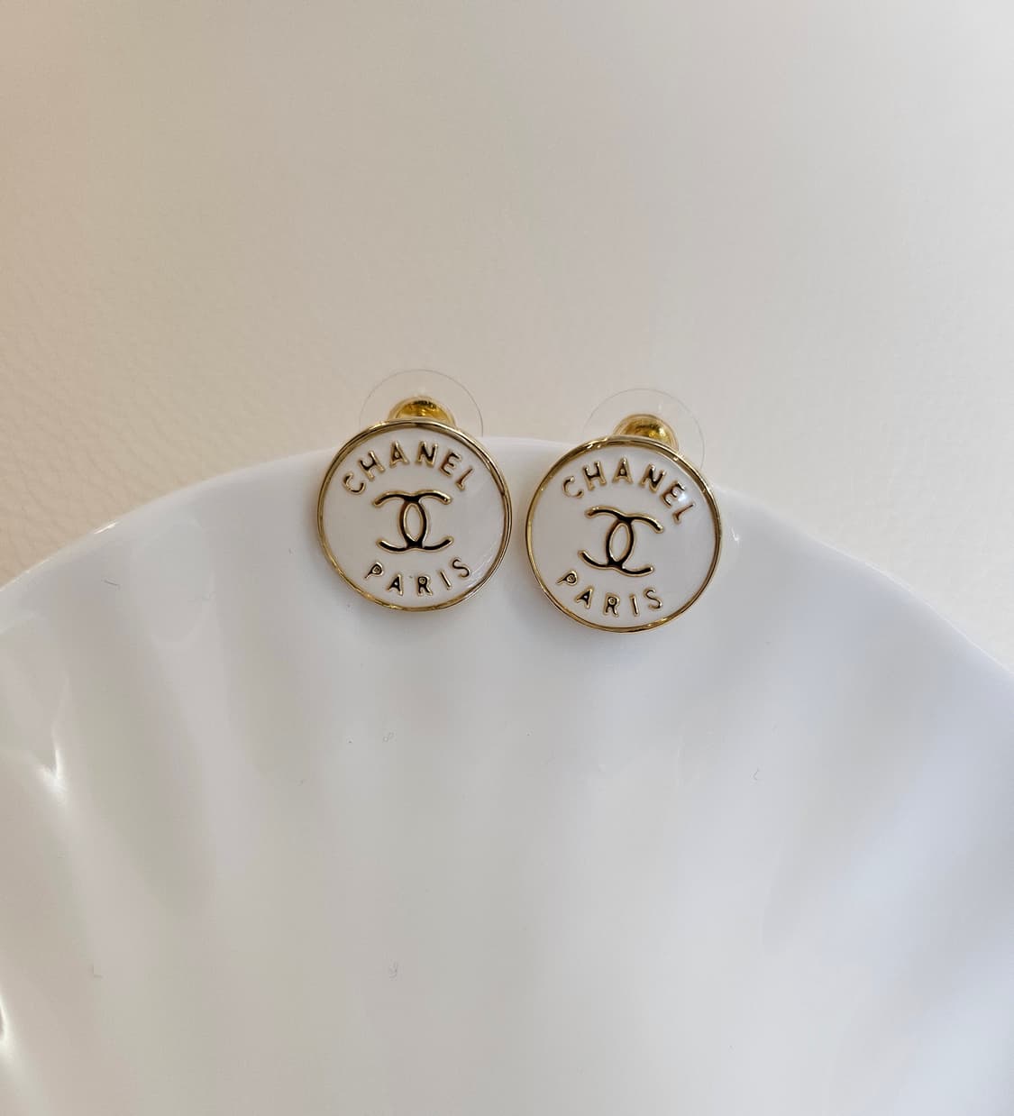 샤넬 단추 CC로고 아이보리 귀걸이 업사이클링 상품이미지1