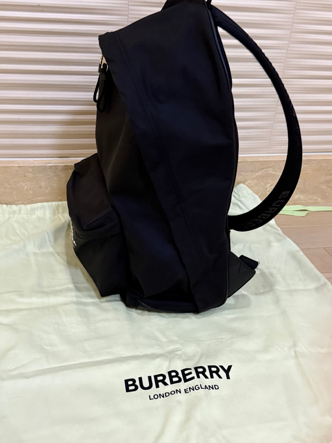 [정품/더스트백 포함] 버버리 나일론 백팩 블랙 상품이미지4