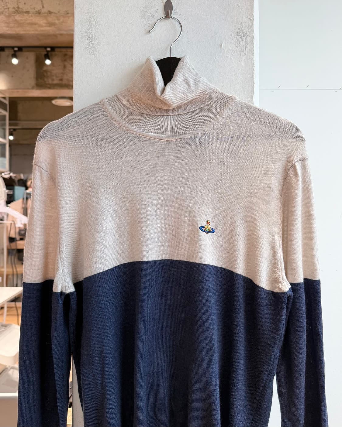 비비안웨스트우드 네이비 베이지 orb자수 터틀넥 니트  상품이미지3
