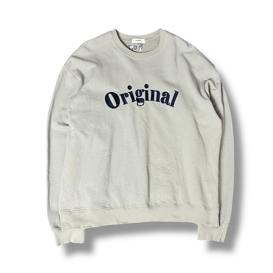 DIFFERENT A 오리지널 자수 빅로고 올리브 맨투맨 상품이미지1