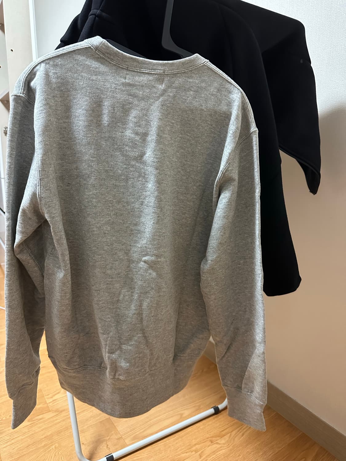 CDG 맨투맨 그레이 핑크 상품이미지2