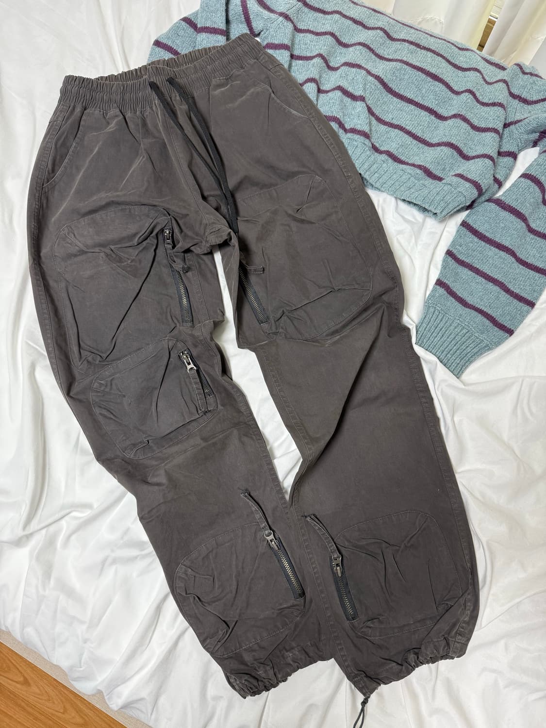 포켓 디테일이 멋진 차콜색 카고팬츠 상품이미지1