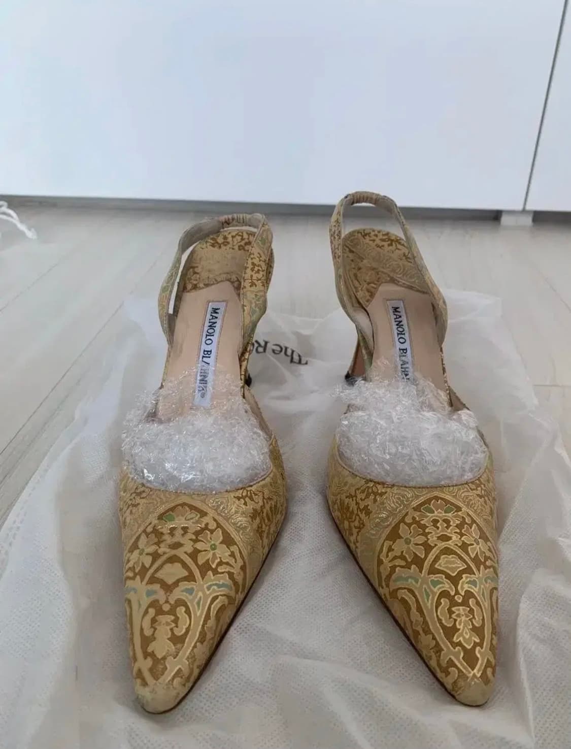Manolo Blahnik 마놀로 블라닉 메탈릭 캐롤라인 펌프스 상품이미지3