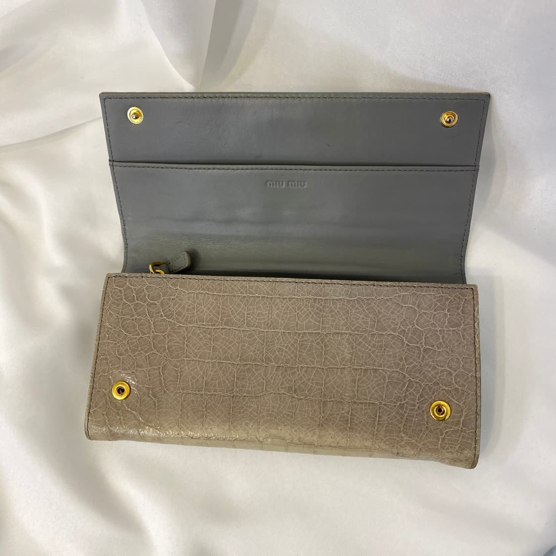 미우미우 엘리게이터 패턴 코팅 레더 장지갑 상품이미지7