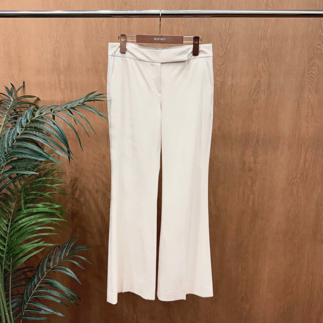 띠어리 세미 부츠컷 슬랙스 팬츠 페이크 랩 사선 포켓 디테일 화이트 상품이미지1