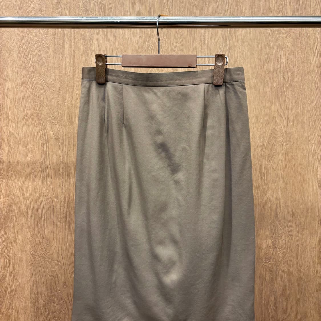 버버리 울 미디 스커트 클래식 미니멀 절개 라인 센터 슬릿 디테일 브라운 상품이미지4