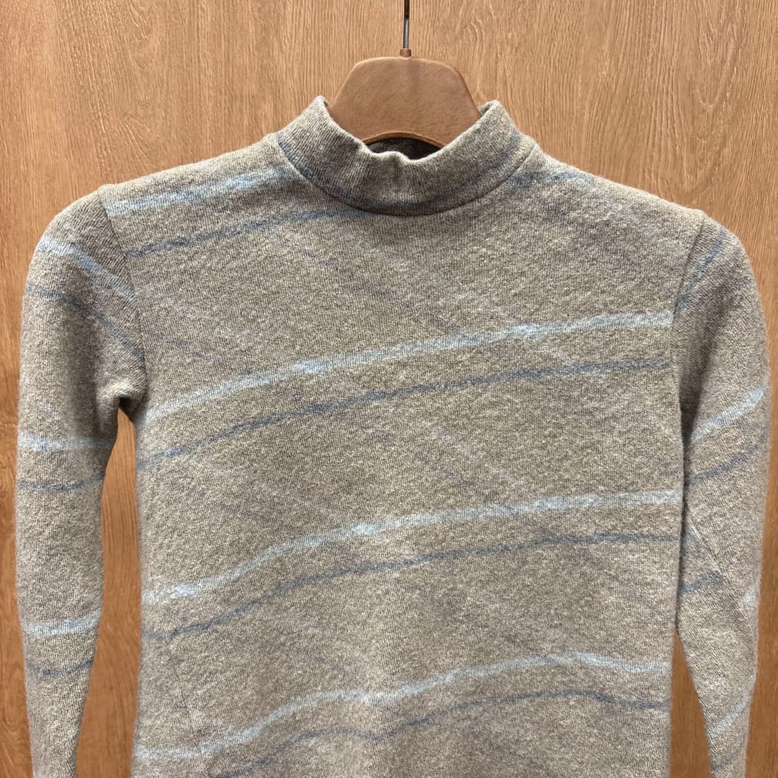 이세이미야케 하이 하이넥 울 니트 블루 라인 디테일 레귤러핏 그레이 상품이미지4