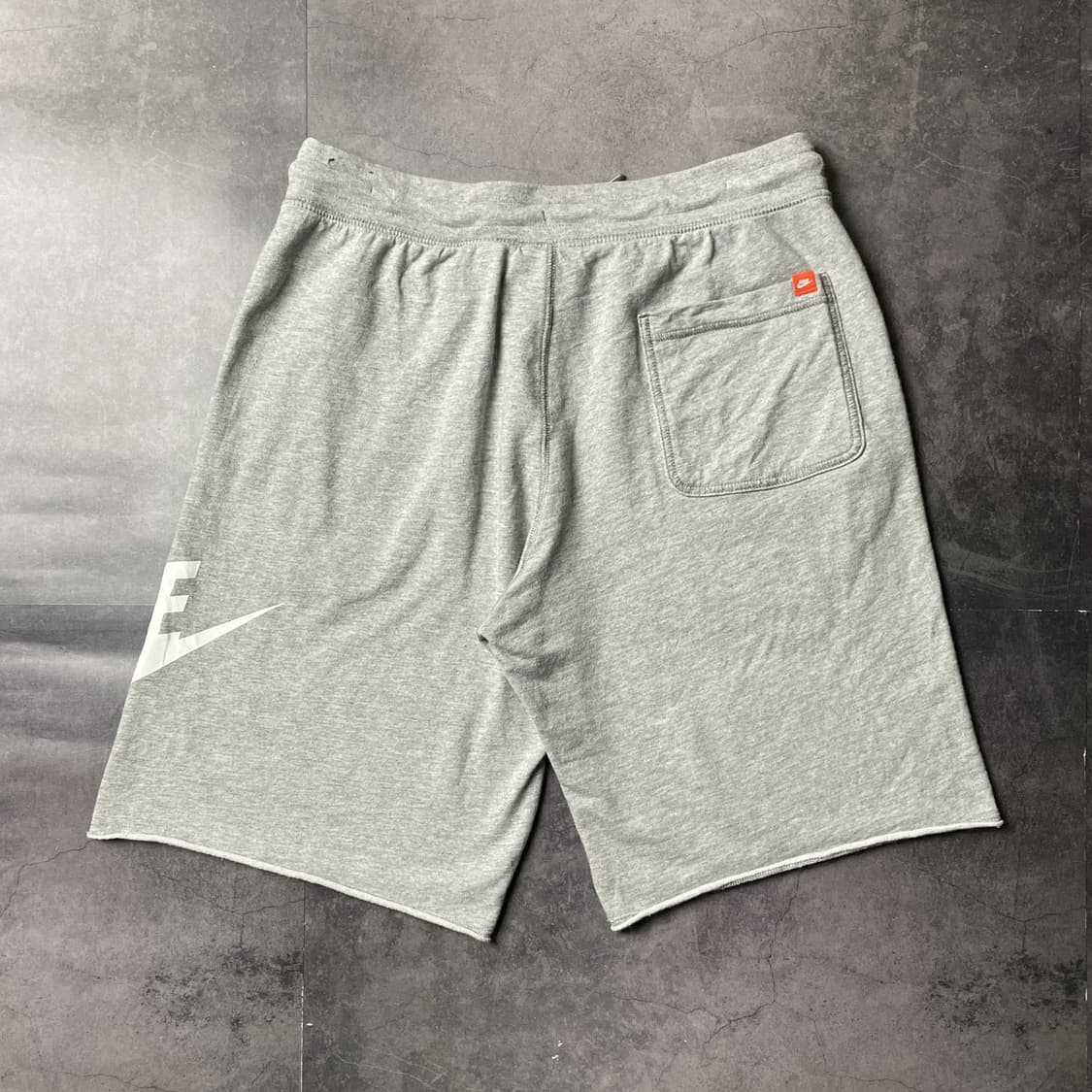 NIKE 나이키 그레이 밴딩 그래픽 스웨트 하프팬츠 A01166 상품이미지4