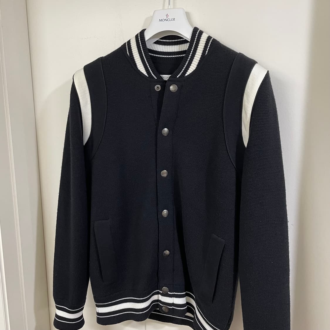 지방시 백로고 니트 바시티 자켓 상품이미지4