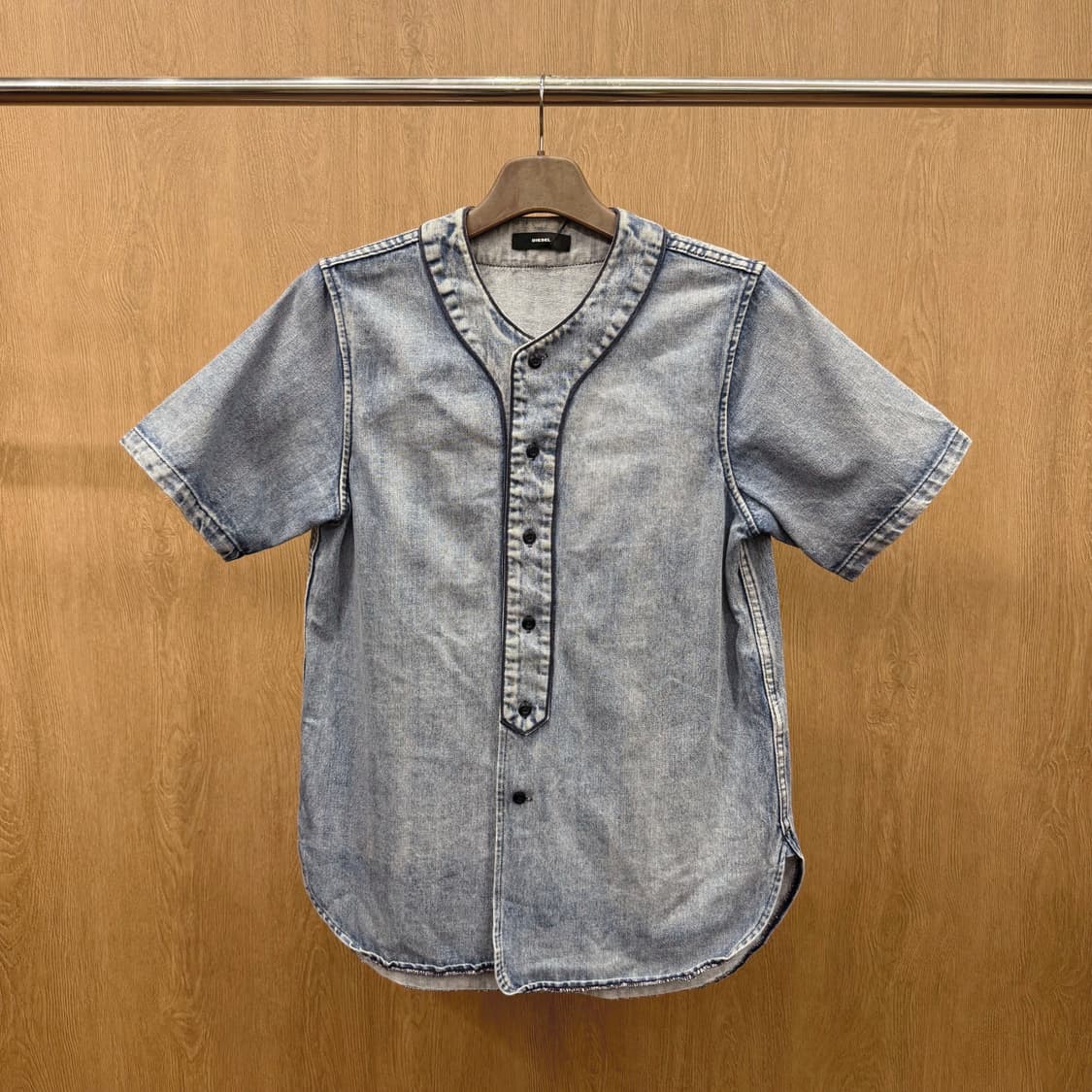 디젤 데님 베이스볼 스트릿 반팔 셔츠 연청 워싱 버튼 디테일 상품이미지2