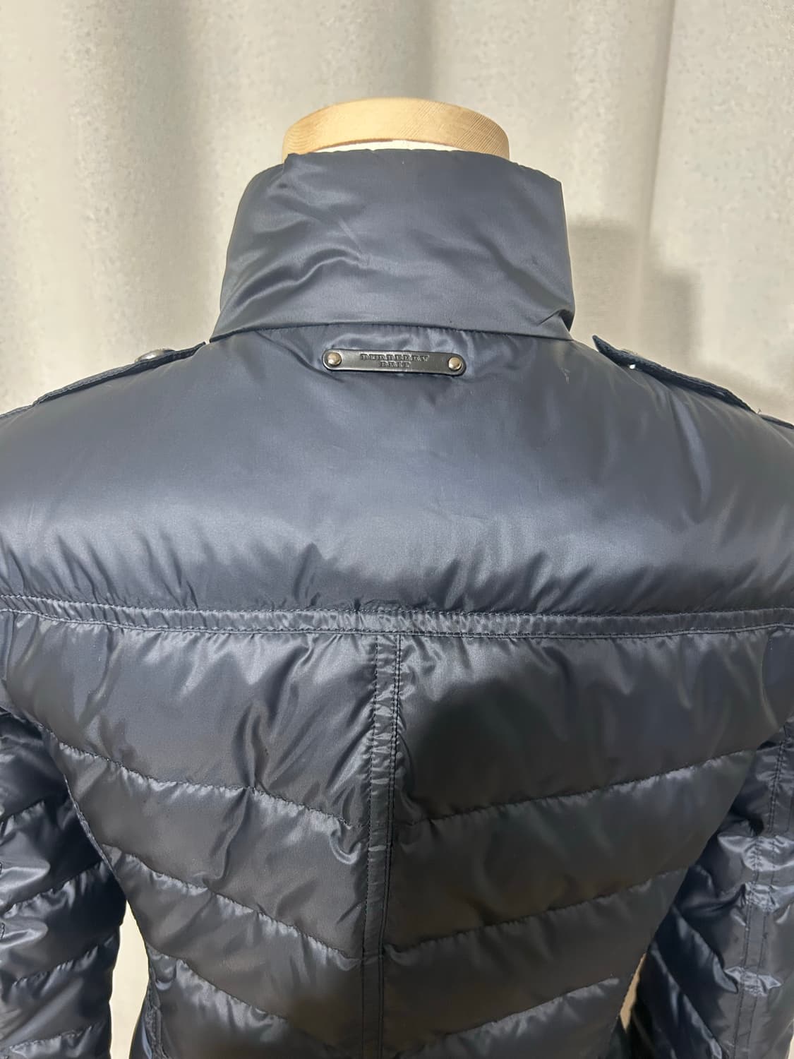 정품 버버리 데일스버리 여성 다운 경량 숏패딩 다크인디고색상 -새상품- 상품이미지6