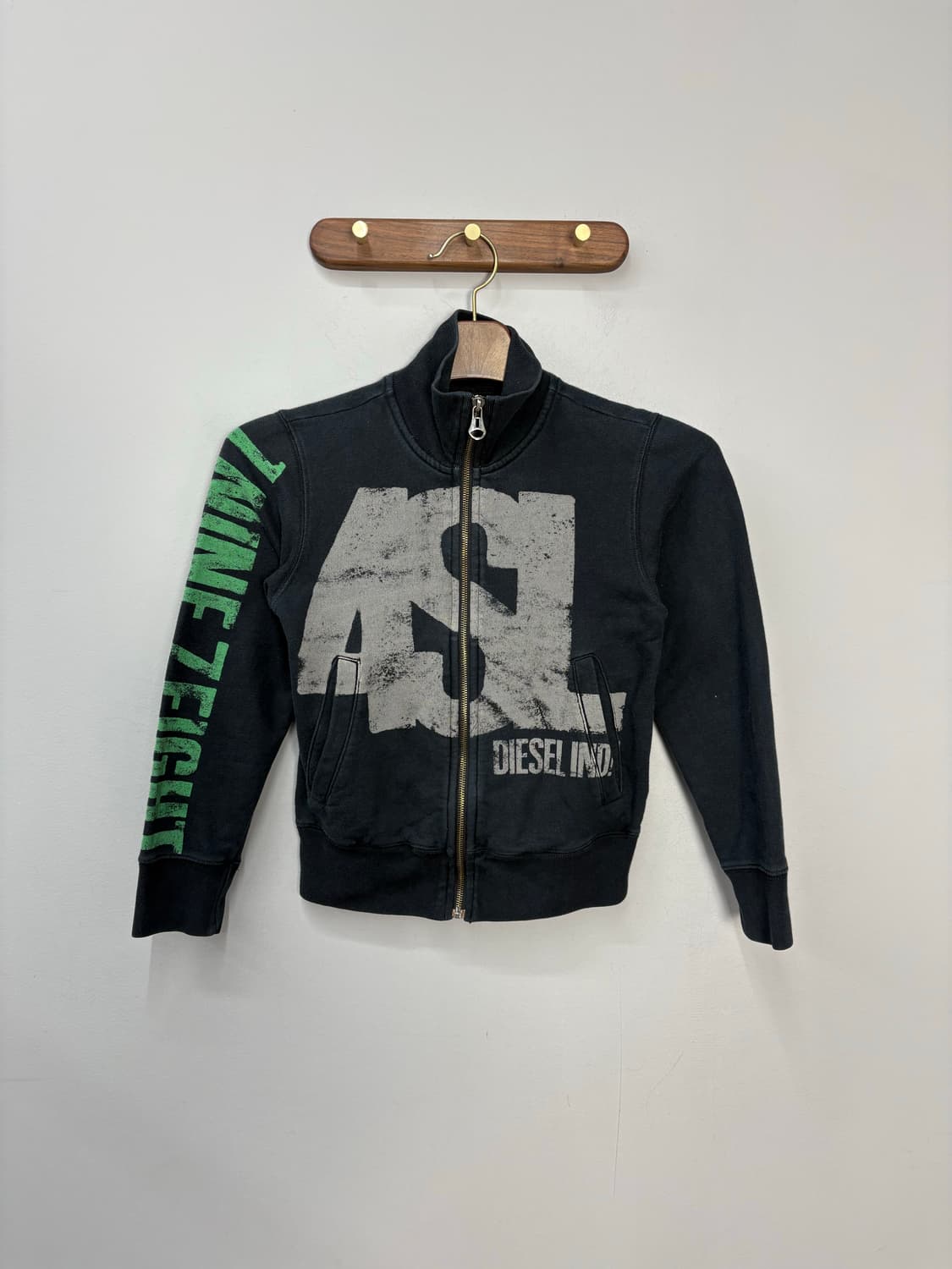 디젤 펑크 빅로고 크롭 스웻집업재킷 A2432 상품이미지2