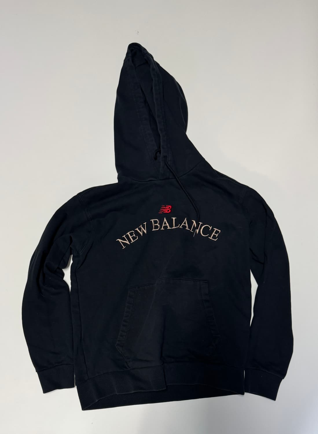 뉴발란스 레트로 스펠로고 후드티 블랙 상품이미지1