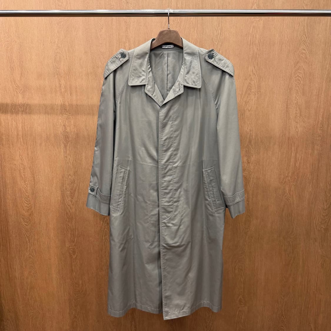 입생로랑 트렌치 코트 히든 버튼업 견장 백 슬릿 디테일 레귤러핏 그레이 상품이미지2