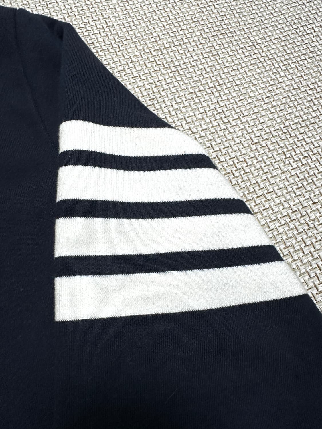 [3/당일배송] 톰브라운 사선완장 네이비 맨투맨 상품이미지2