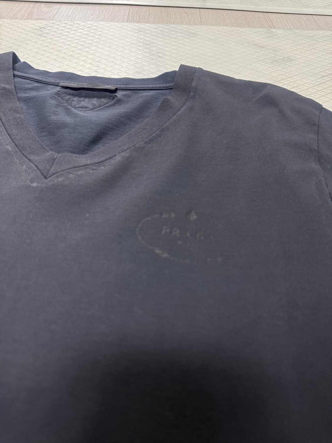 프라다 빈티지 차콜 반팔티 팝니다 상품이미지4