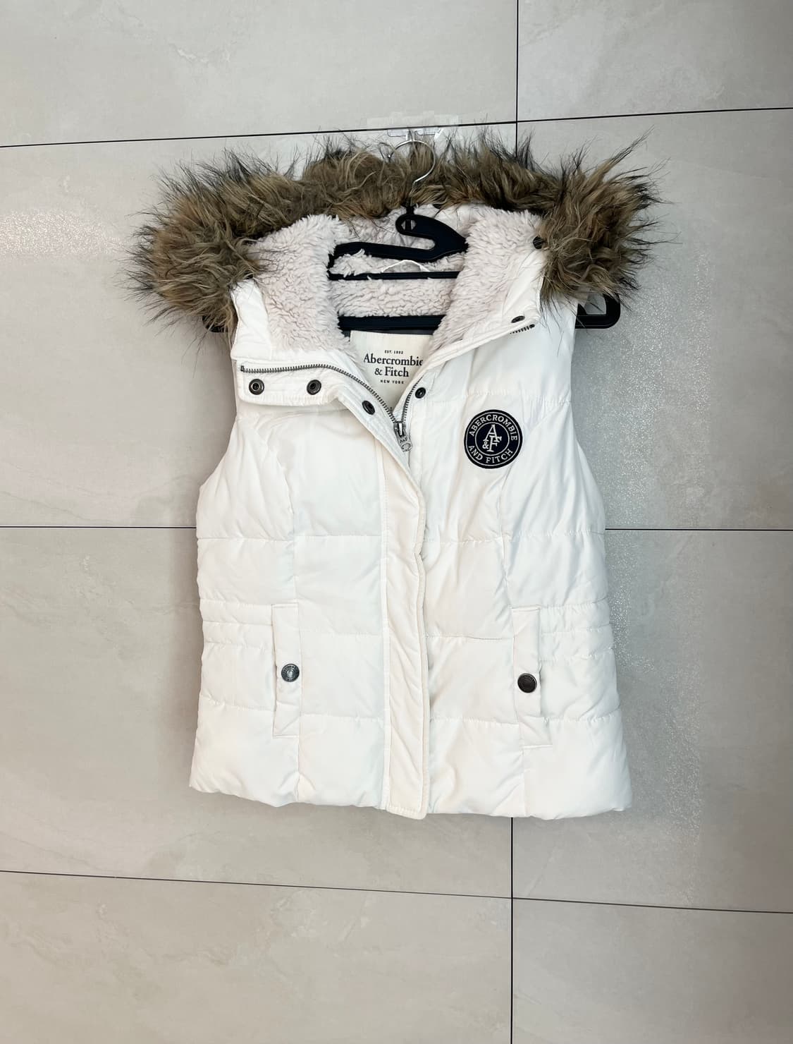 [유일매물] 아베크롬비 앤 피치 울프죠 화이트 패딩 조끼 [S]  상품이미지3