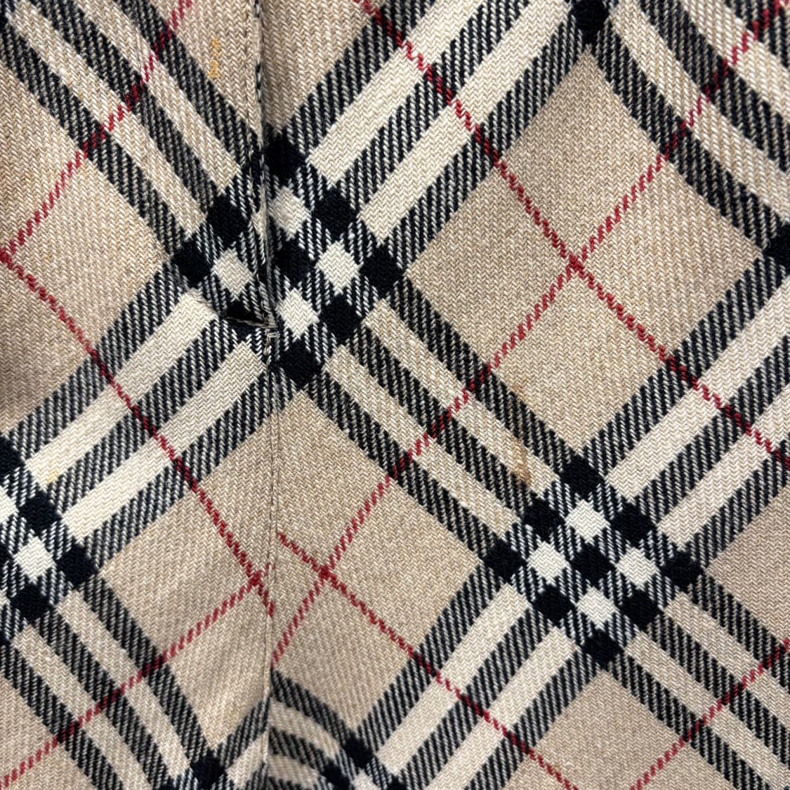 버버리 런던 미디 스커트 노바 체크 패턴 컷오프 마감 디테일 베이지 상품이미지8