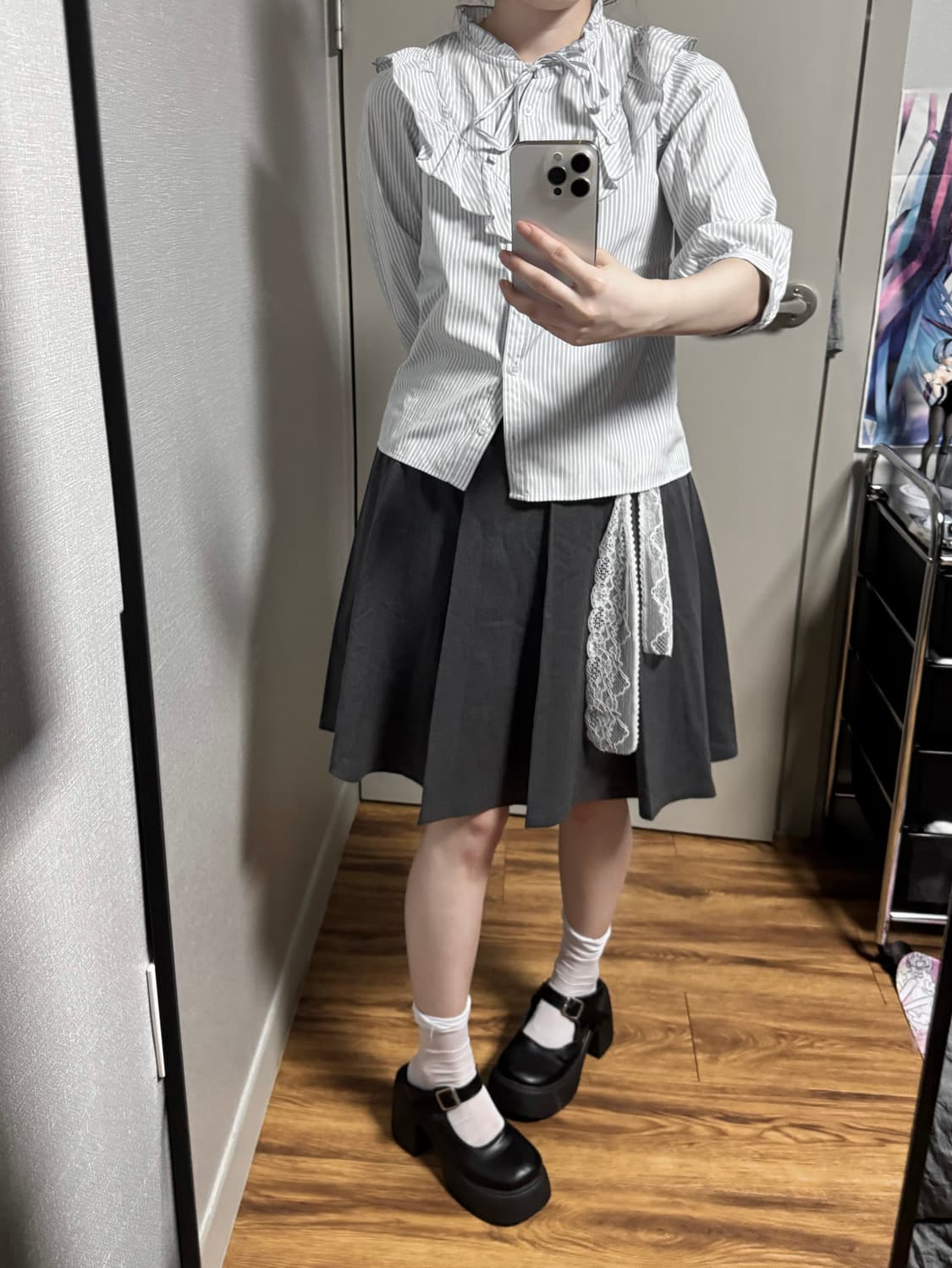 스트라이프 넥레이스 로걀 블라우스 상품이미지2