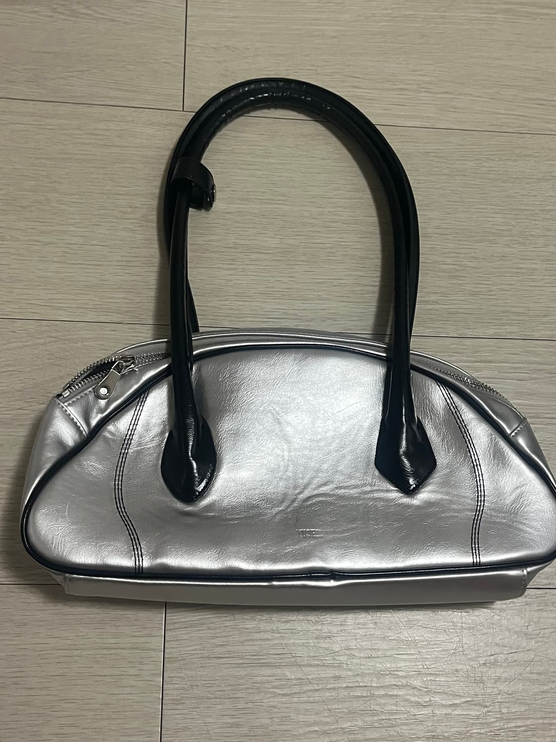 유즈 숄더백 STITCH LEATHER BAGUETTE BAG 상품이미지4
