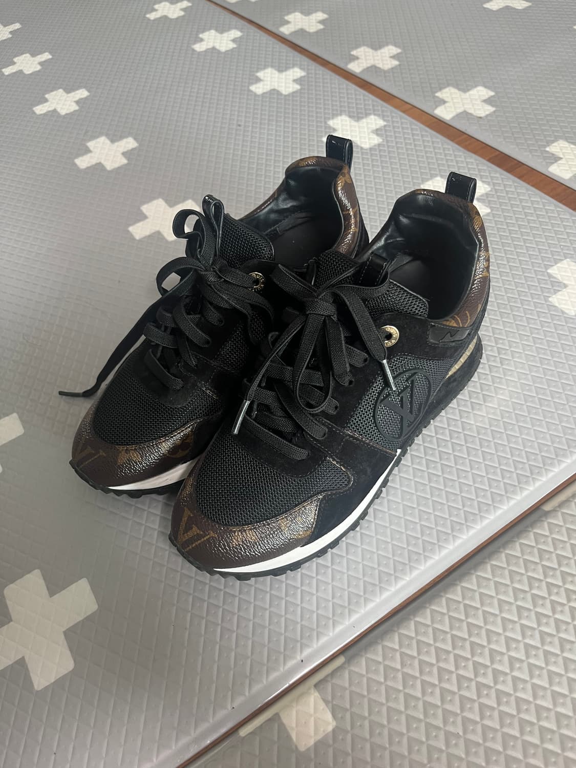 루이비통 런 어웨이 스니커즈 블랙 모노그램 상품이미지10